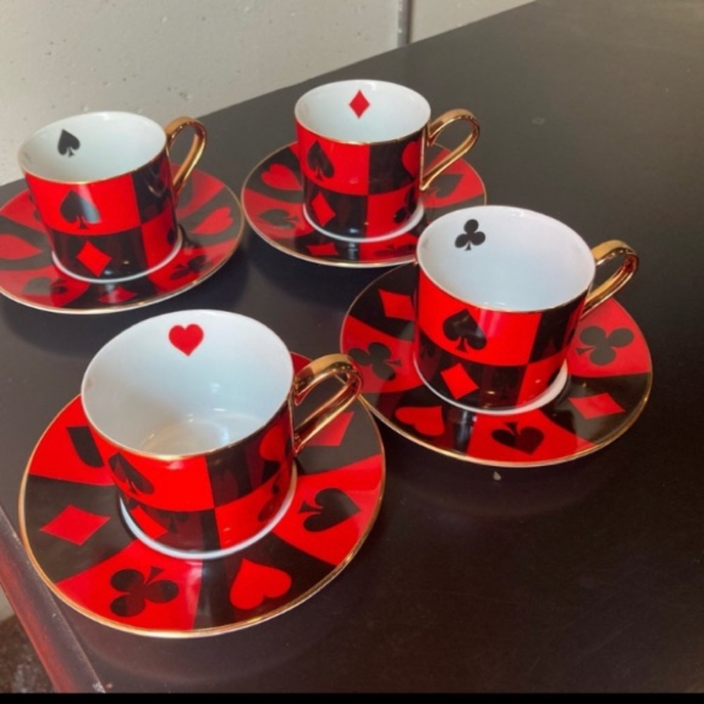 Set of 8 casino cups